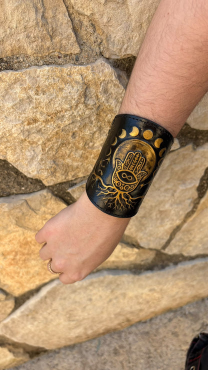 Pulsera repujada mano fátima
